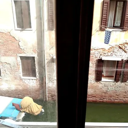 Spacious Artist's On Canal In Center - 100 Square Meters Apartamento