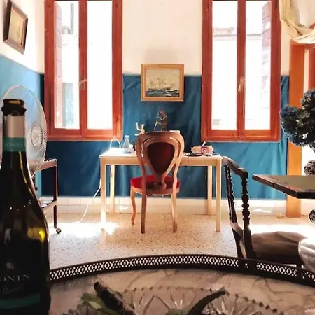 Spacious Artist's On Canal In Center - 100 Square Meters * Венеция