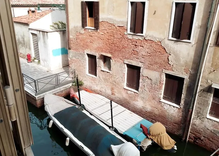 Scenic Artist's On Canal In Center 100 Square Meters