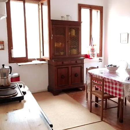 Spacious Artist's On Canal In Center - 100 Square Meters شقة