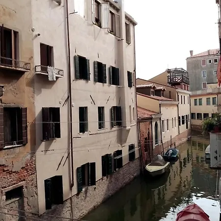 Spacious Artist's On Canal In Center - 100 Square Meters شقة *