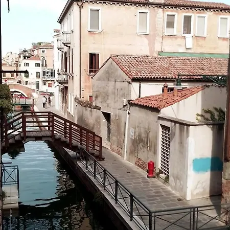Spacious Artist's On Canal In Center - 100 Square Meters البندقية